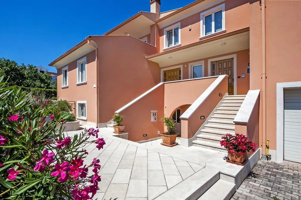 רוביני Apartments Martina